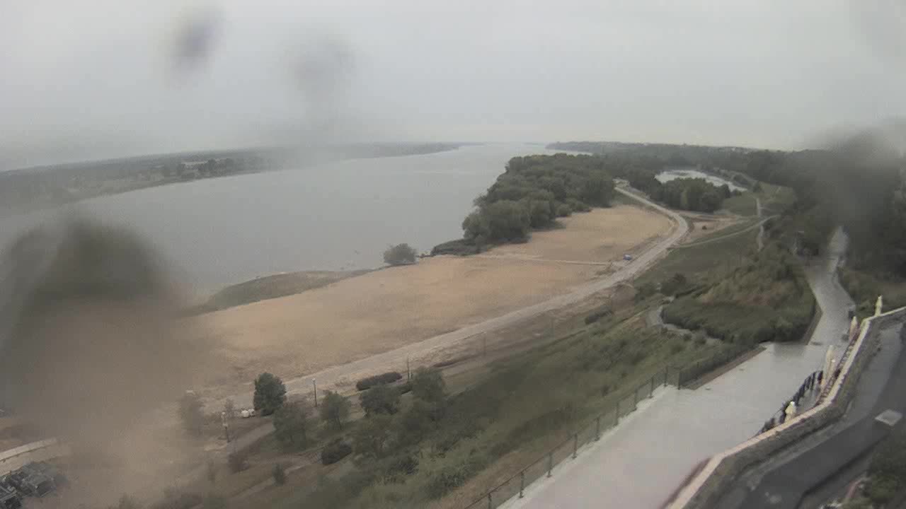 Obraz z kamery na plażę nad Wisłą w Płocku w dniu 2018-08-26 07:35