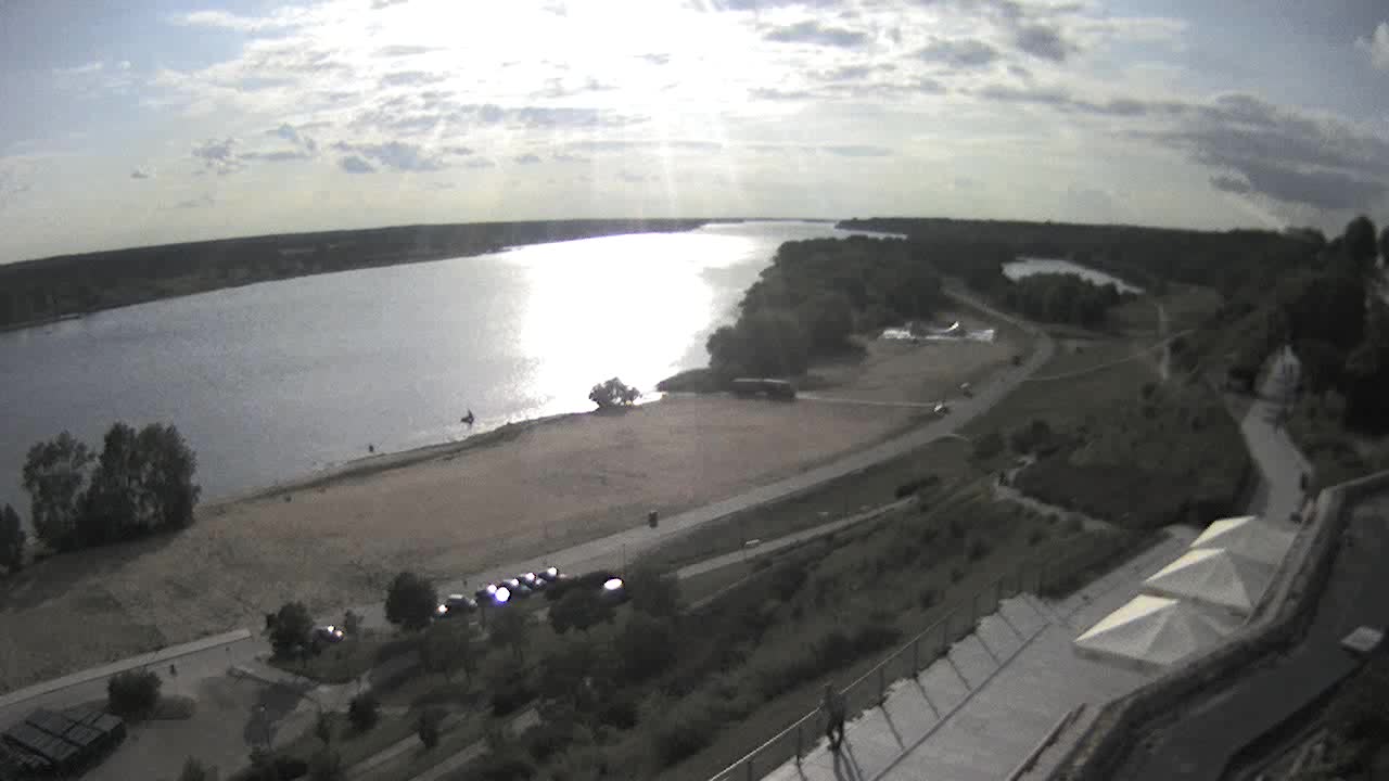 Obraz z kamery na plażę nad Wisłą w Płocku w dniu 2019-07-11 18:14