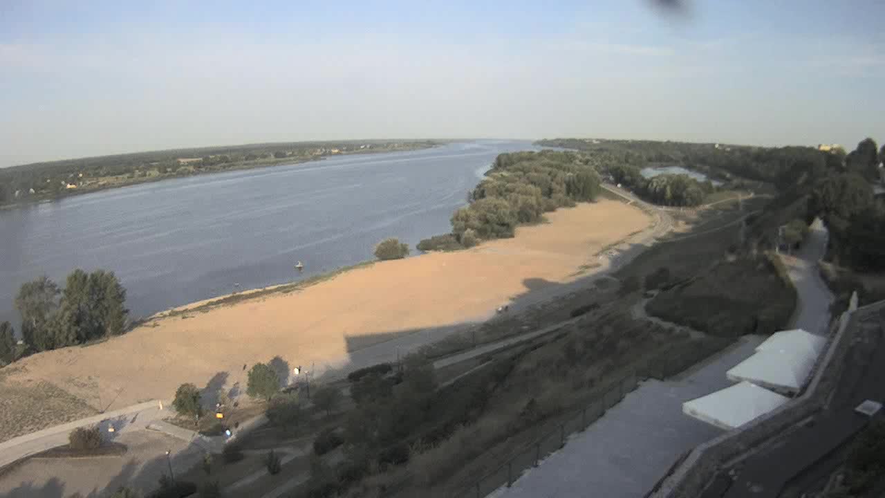 Obraz z kamery na plażę nad Wisłą w Płocku w dniu 2019-08-26 07:35