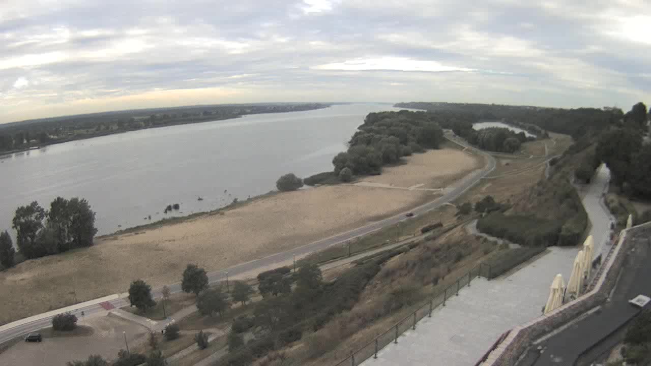 Obraz z kamery na plażę nad Wisłą w Płocku w dniu 2020-08-26 07:35