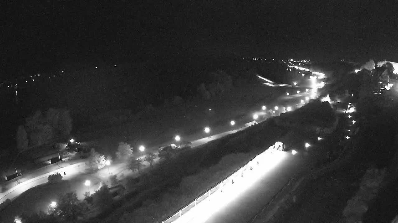 Obraz z kamery na plażę nad Wisłą w Płocku w dniu 2026-05-15 00:44