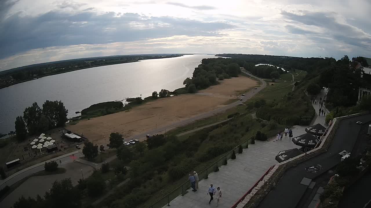 Obraz z kamery na plażę nad Wisłą w Płocku w dniu 2026-07-11 18:14