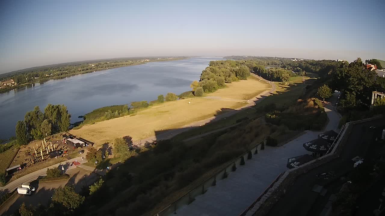 Obraz z kamery na plażę nad Wisłą w Płocku w dniu 2026-08-26 07:38