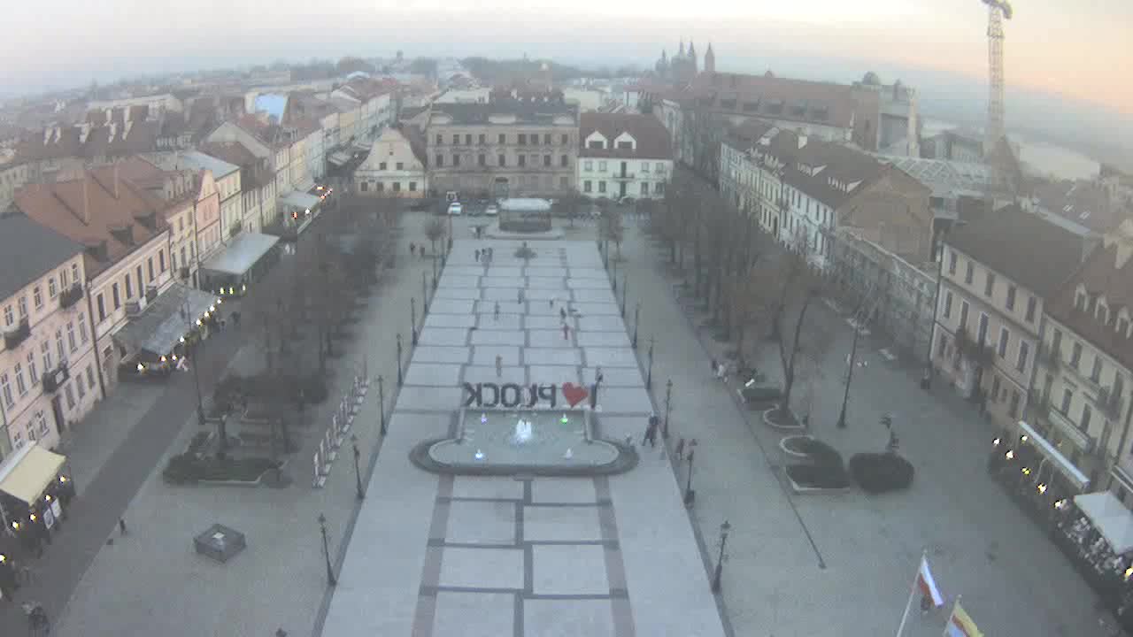 Obraz z kamery na Starym Rynku w Płocku w dniu 2018-11-12 15:42