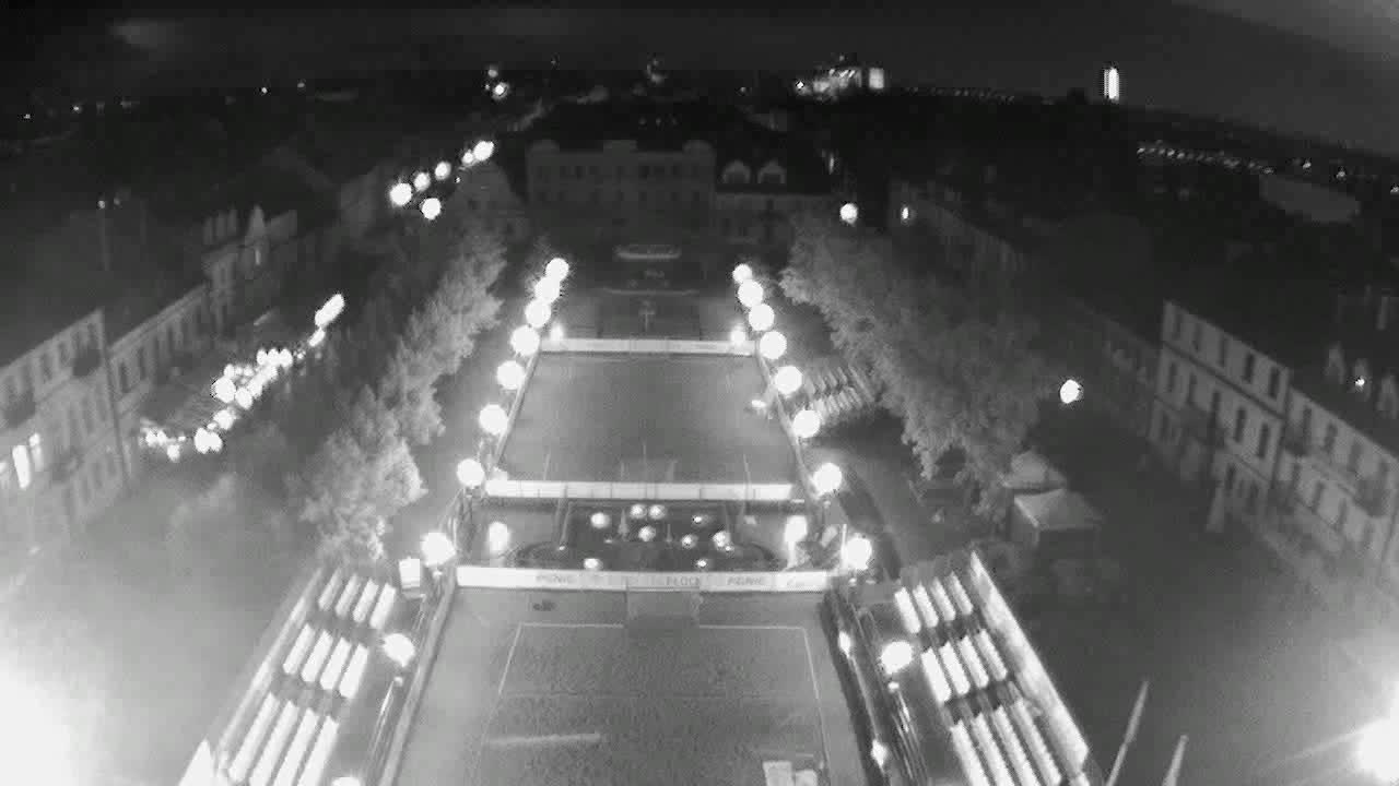 Obraz z kamery na Starym Rynku w Płocku w dniu 2019-06-13 22:48