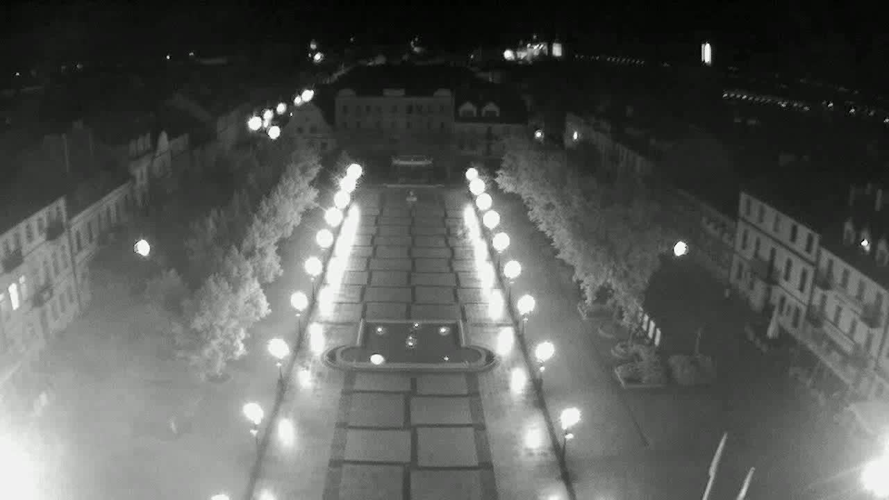 Obraz z kamery na Starym Rynku w Płocku w dniu 2019-07-11 00:24